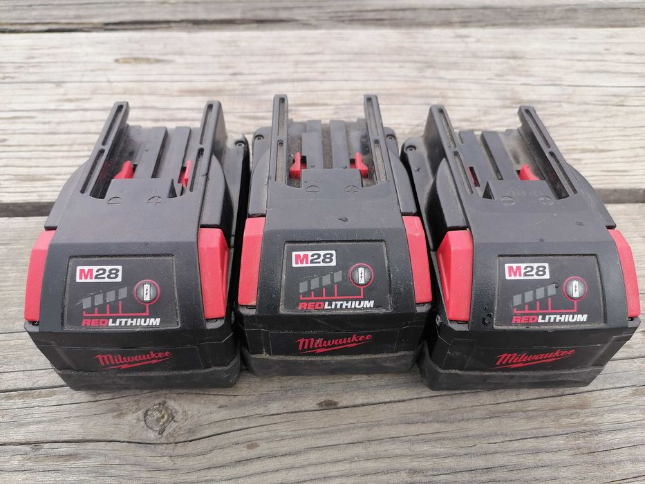 Acumulatori Milwaukee 28V si Incarcator 28V model 2024