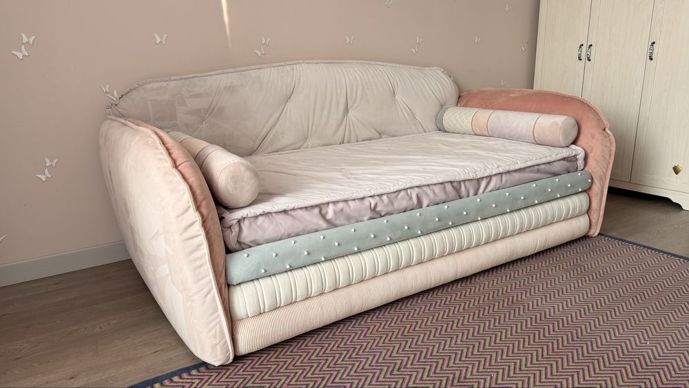 Милый диван-кровать для девочки.