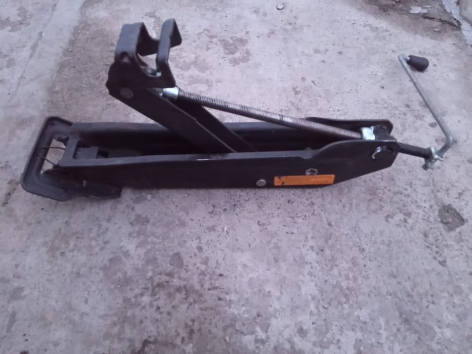 Автомобильный домкрат