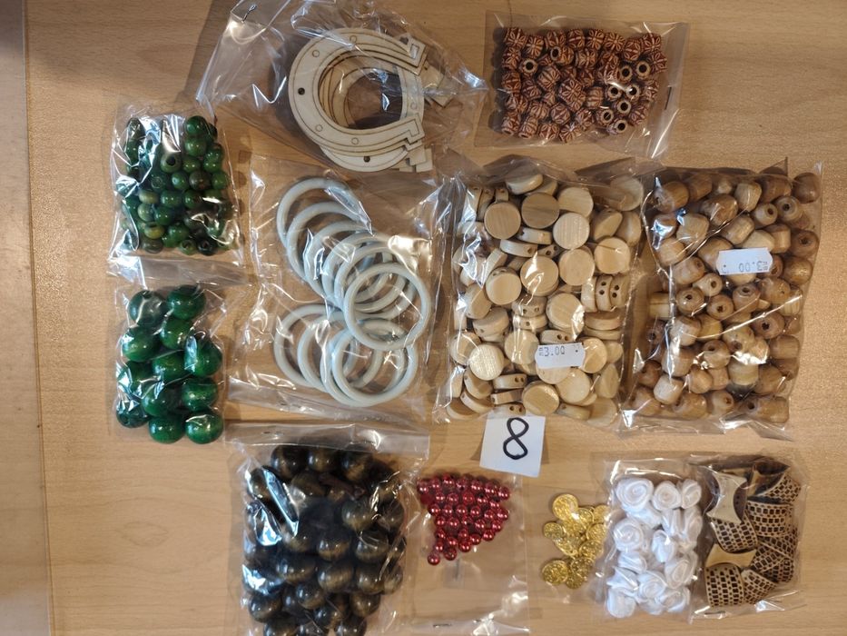 Мъниста и материали за мартеници