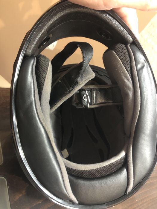 каска за мотор черна