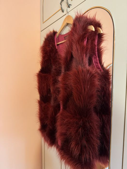 Елек цвят бордо.