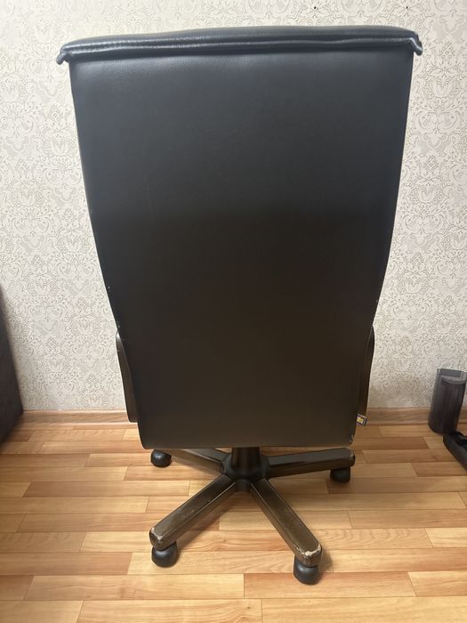 Продам кожаное офисное кресло