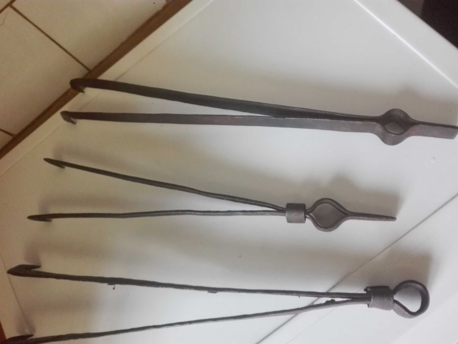 Стари дървени съдове , мотика и ножица и маши за печка.