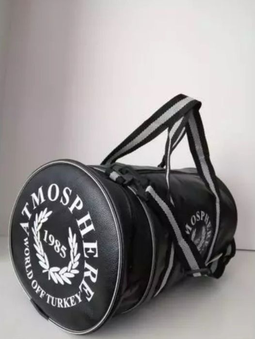 Мъжки кожен сак за пътуване или фитнес в модерен кръгъл дизайн