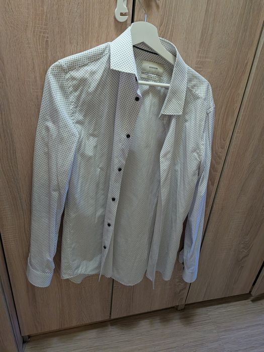 Бяла риза с елементи