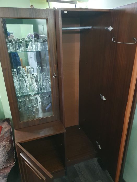 Дървени шкафове, скрин секция със стъкло.