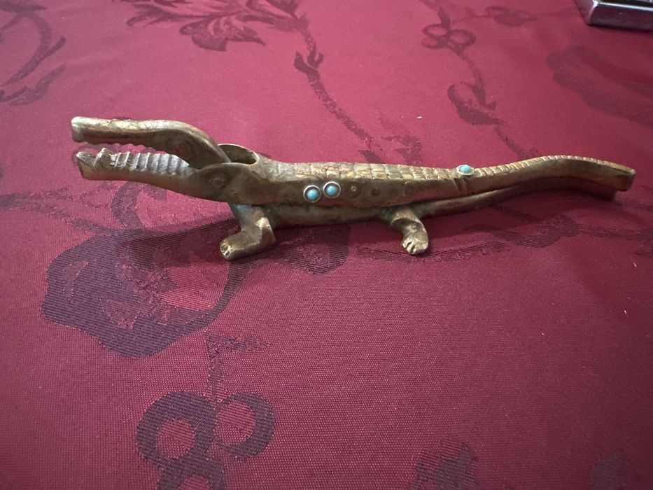 Spărgător de nuci din bronz – formă de crocodil, stil Walter Bosse