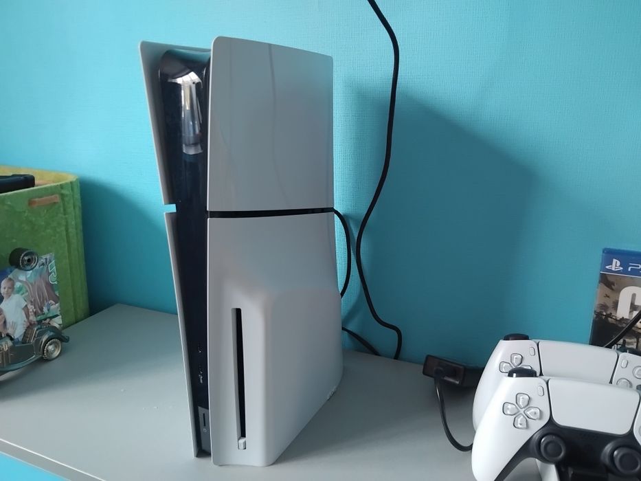 PlayStation 5 Slim (дисковая) + 2 геймпада + 4 игры на диски и 5 скача