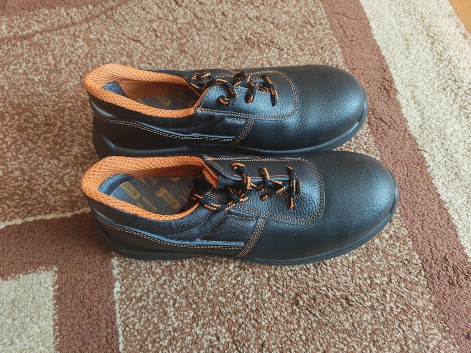 Papuci/ bocanci cu fier in bot