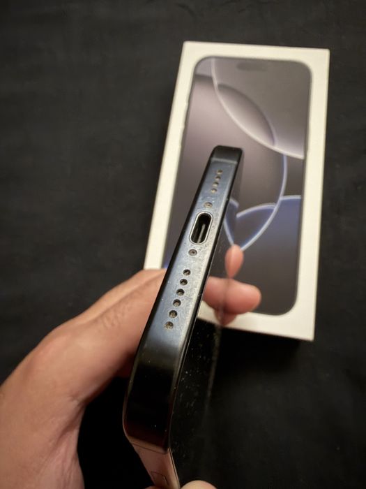 iPhone 16 Pro Max / Black Titanium / 256GB