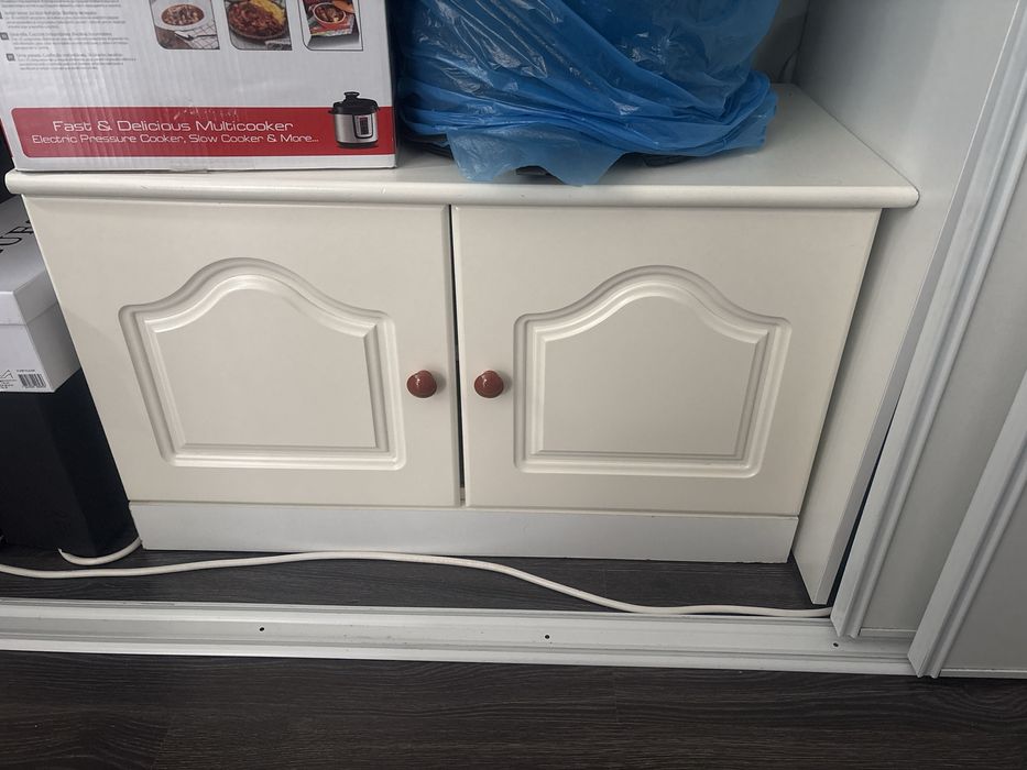 Vand masuta de cafea si o vomoda cu un pantofar