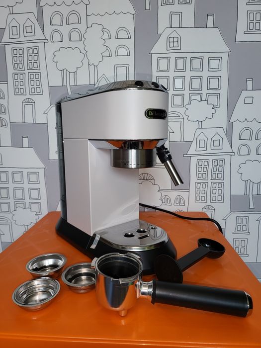 Кафемашина с ръкохватка DeLonghi Dedica EC685.W Бяла