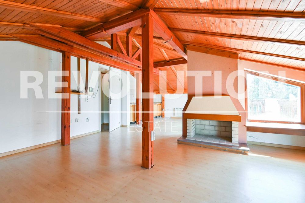 Къща на два етажа в гр. Банкя