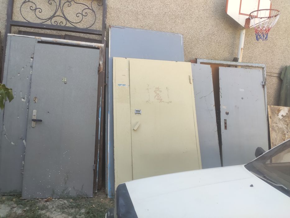 Металлическая подъездная дверь