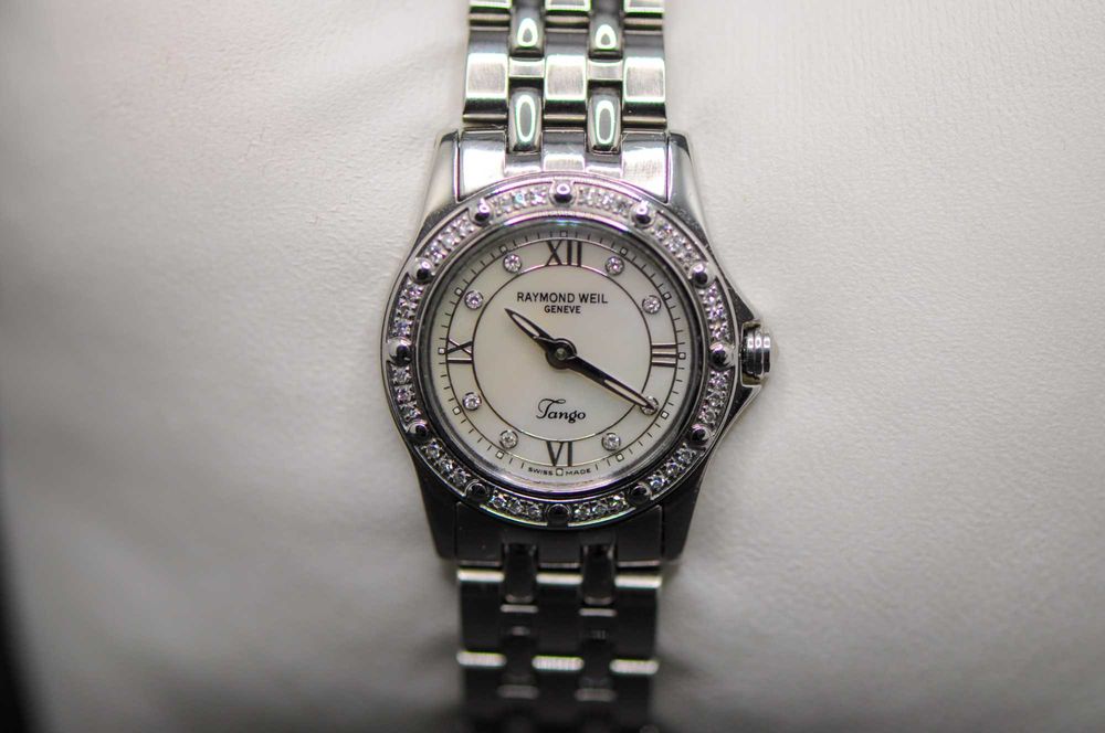 Швейцарски дамски часовник с диаманти - Raymond Weil Tango 5790