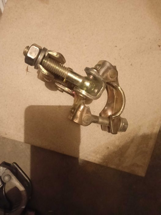 Фиксирани и лагерни (въртящи) скоби