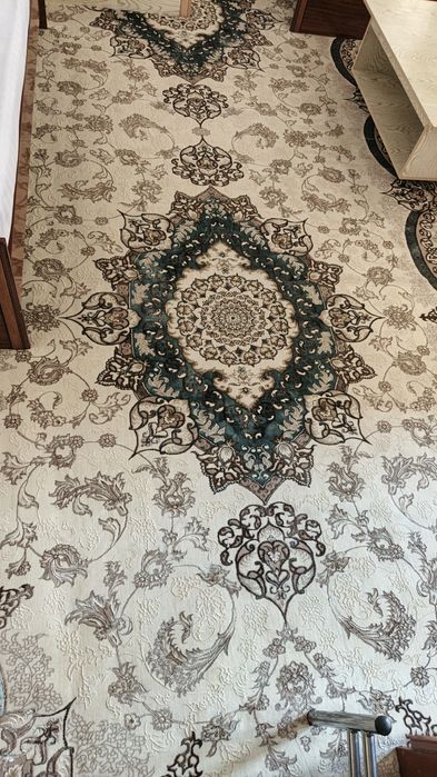 Yangi gilam sotiladi.