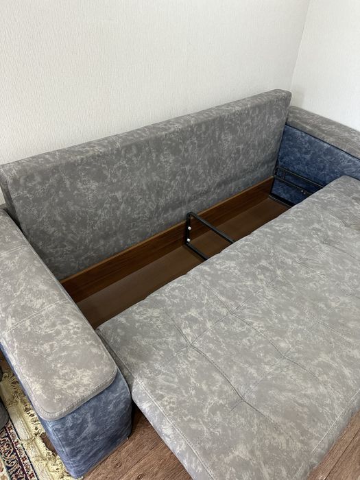 Диван с металическим каркасом