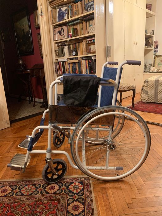 Scaun cu rotile pliabil manual