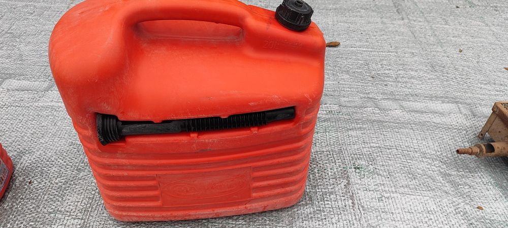 Продам канистры 5 литров, 20 литров.