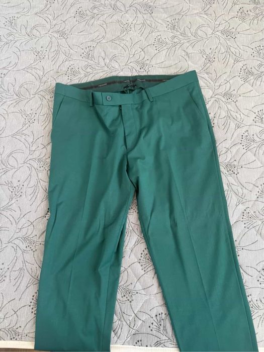 Продавам костюм