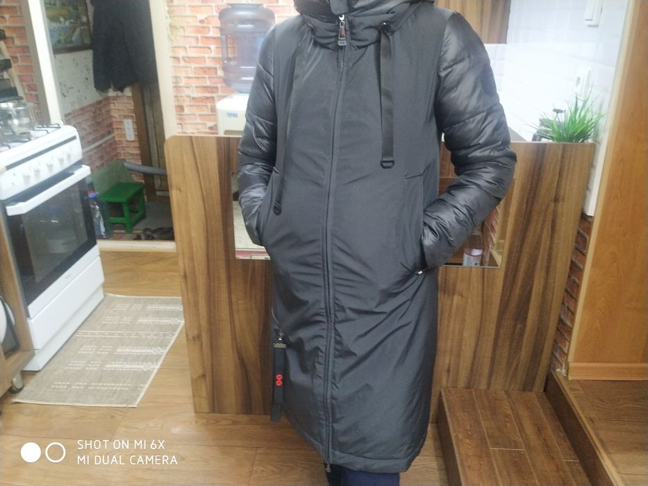 Пуховик зимняя с капюшоном.