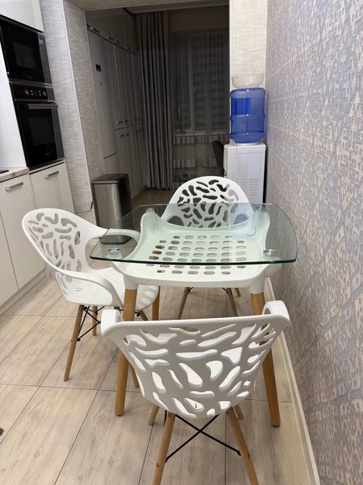 Стол и три стула