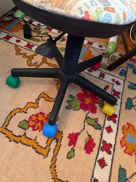 Birou si scaun ergonomice (reglabile pe inaltime) pentru copii 6-12 ani in stare foarte buna