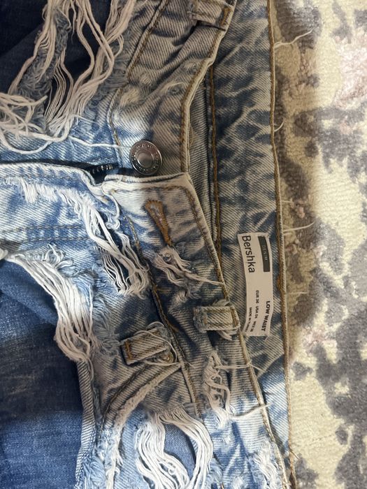 blugi.   rupti.     bershka