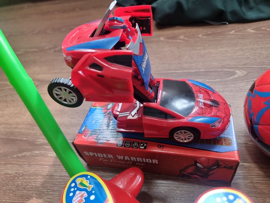 Игрушки Машина Трансформер Почти новий светомузикалний работает
Юнусоб