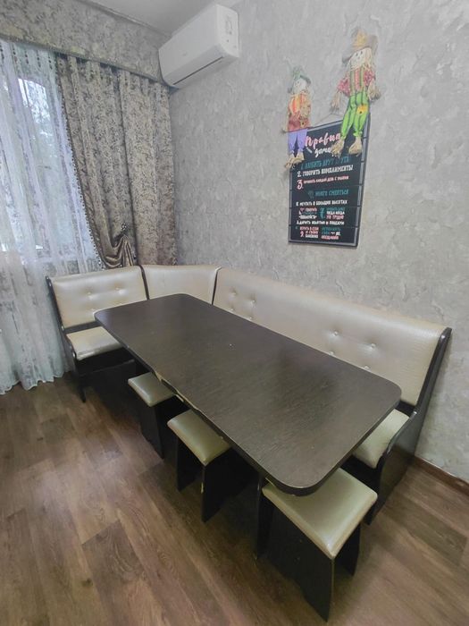 Кухонный уголок со столом и стульями