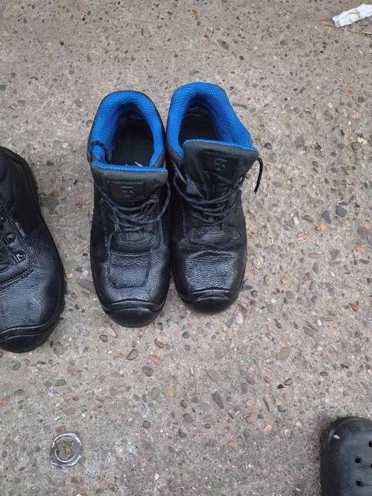 Bocanci  de lucru cu bombeu Nr 42 și 43 arată 9 din 10