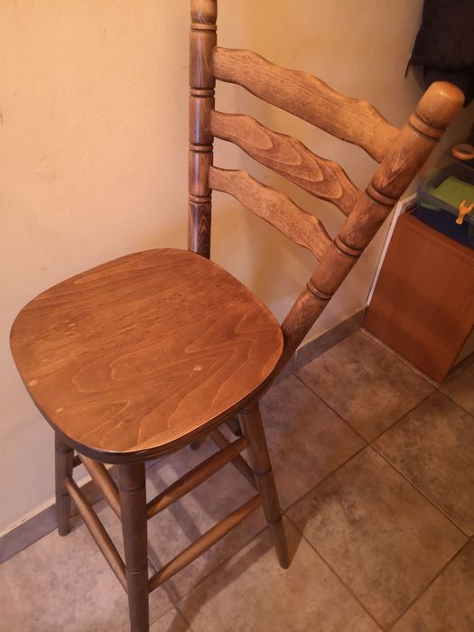 Бар стол от масивно дърво