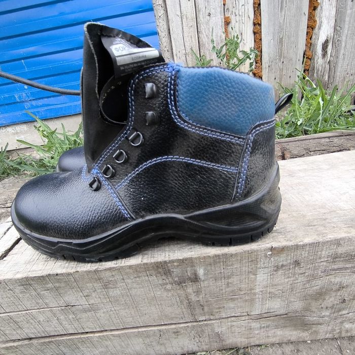 Продам СПЕЦ обувь ,ботинки НОВЫЕ.