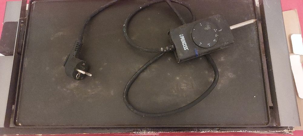 Продавам малко използвана грил плоча на  Принцес