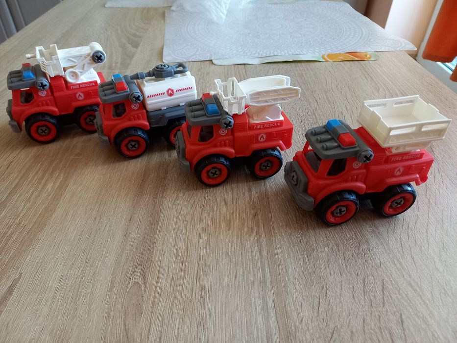 Set.de 4 mașini de pompieri.Noi.Pret.30 lei.