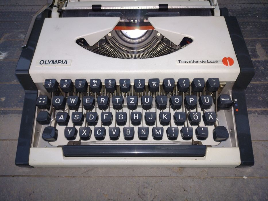 vând mașină de  scris