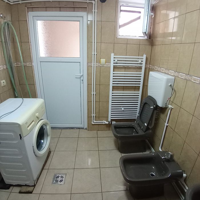 Inchriez apartament la curte