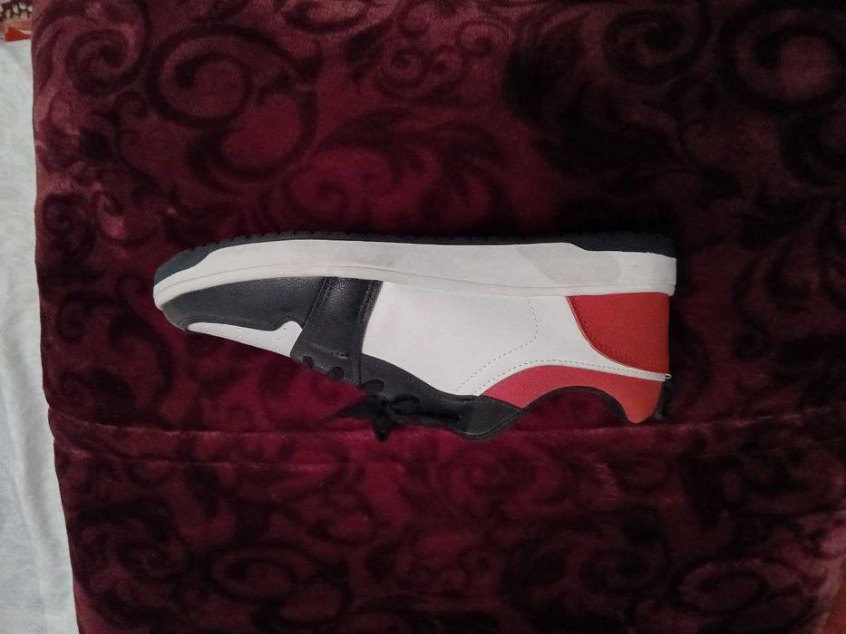 новые  кроссовки из RED TAG