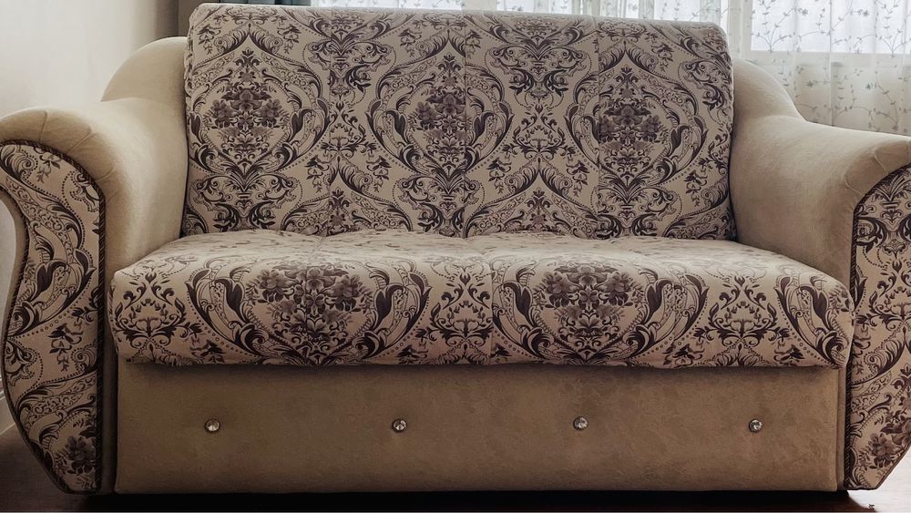 Один диван, один Софа, одно кресло и все раскладывается