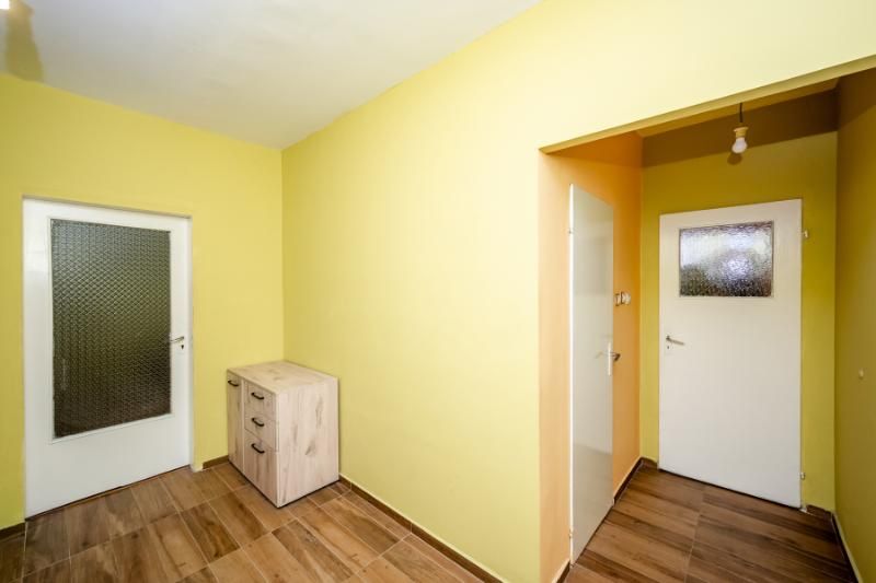 Трикрилен гардероб и шкаф за обувки