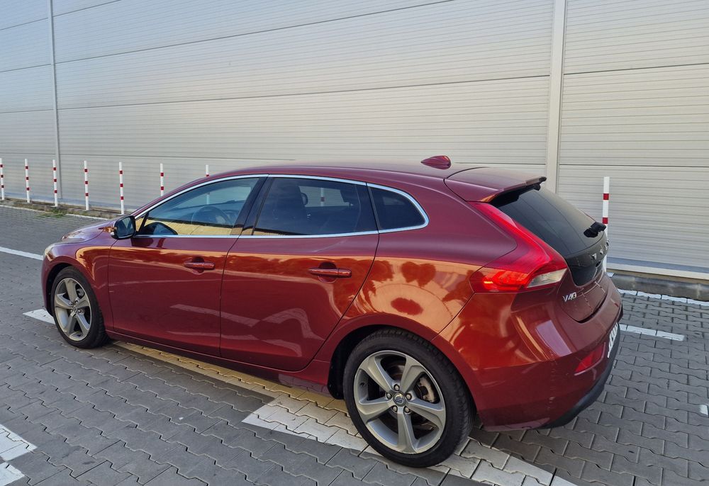 V40, 1.6d, keyless go, clima, cameră, navigatie, jante 17', pilot