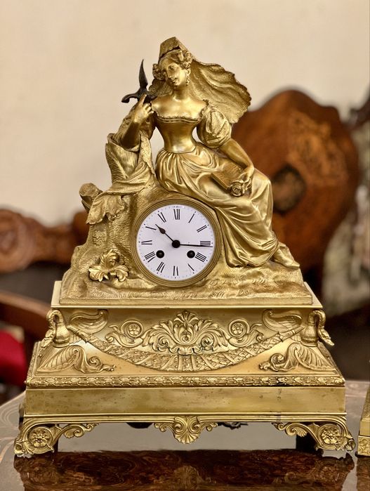 Ceas de șemineu vintage din bronz aurit – piesă decorativă elegantă