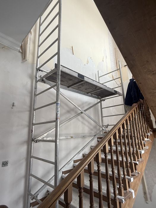 На лестничный марш леса легкий