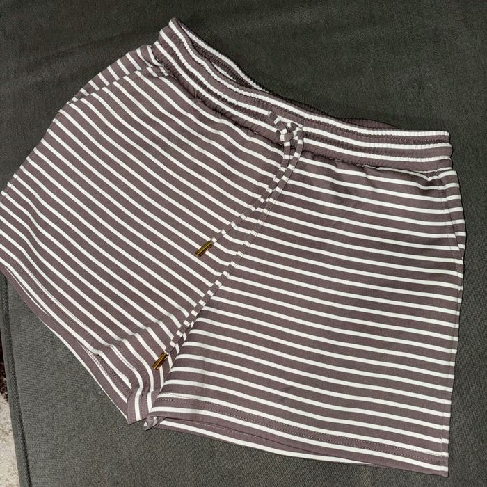 Дънкови бермуди, черна пола- панталон и спортни райрани панталони