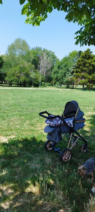 Продавам количка заедно със столче .