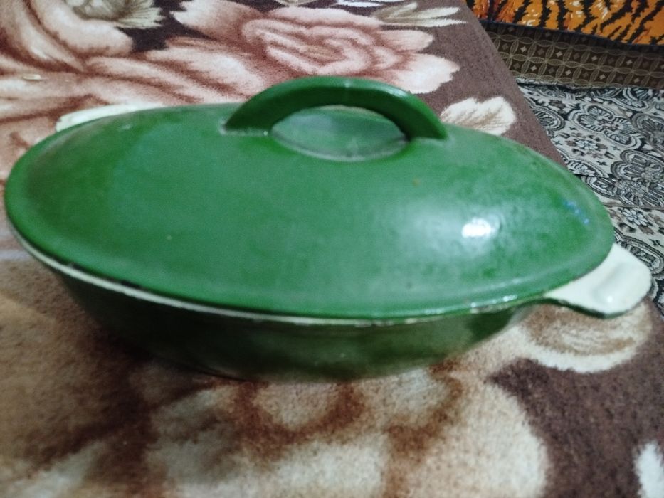 Продается чугунная кастрюля.