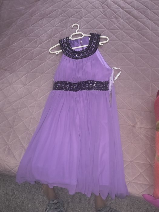 Vând rochii de seara în stare foarte buna ,150 lei ambele