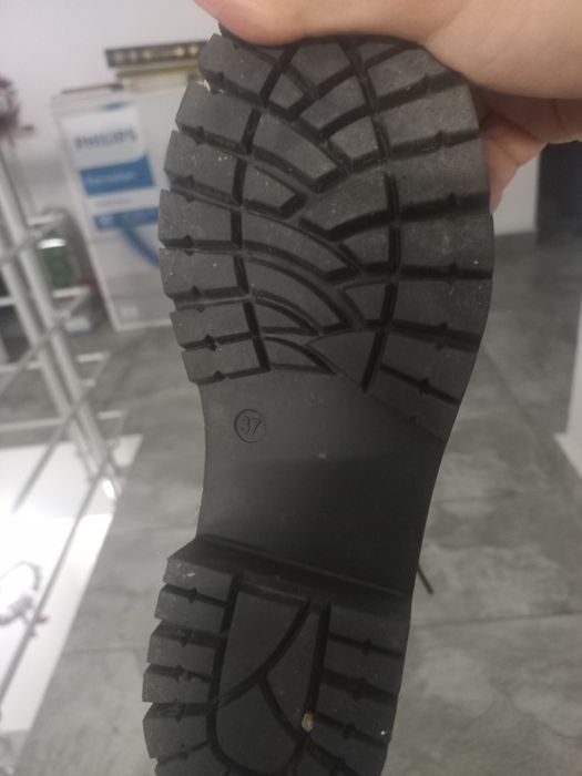 Bocanci albi mărimea 37 marca Bull boxer